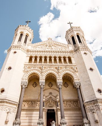 Basilique majestueuse avec deux tours et ciel bleu en arrière-plan.