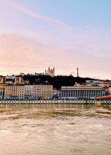Vue panoramique de Lyon au bord de la Saône.