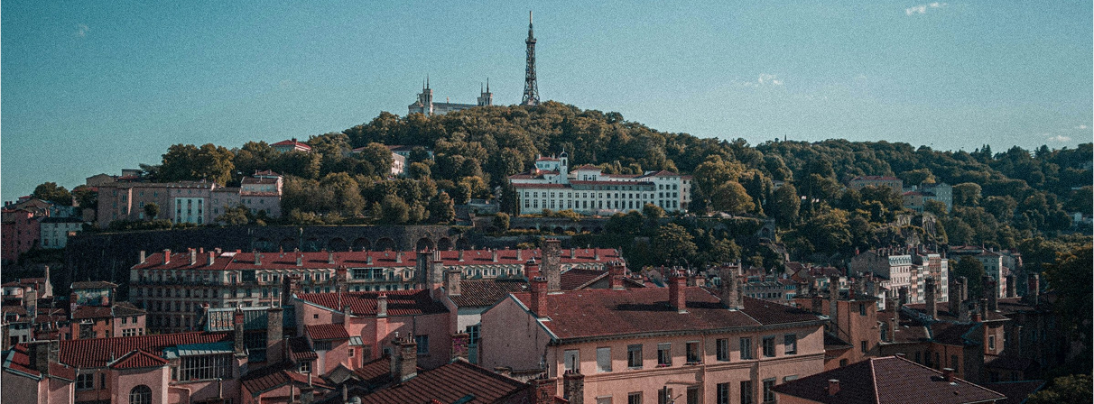 Vue panoramique de Lyon avec la colline de Fourvière.