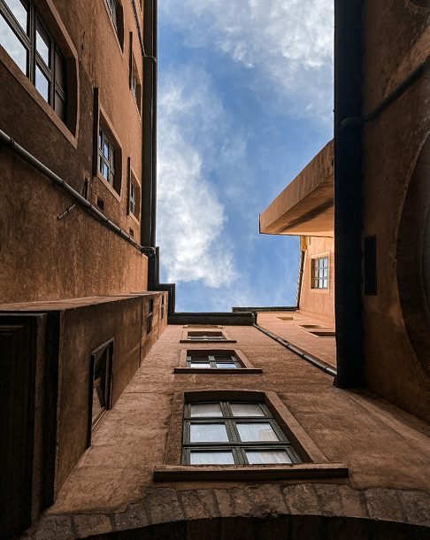 Vue du ciel entre des bâtiments anciens.