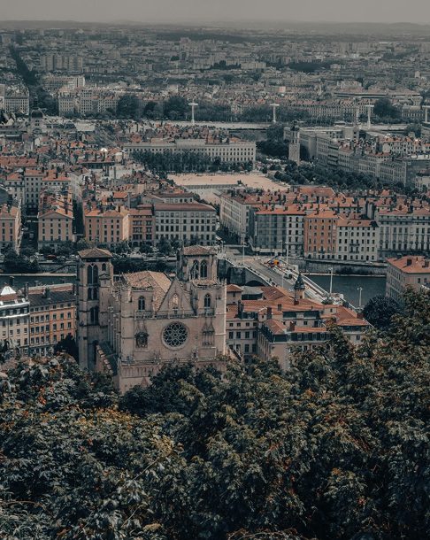 Vue panoramique urbaine de Lyon avec église emblématique.