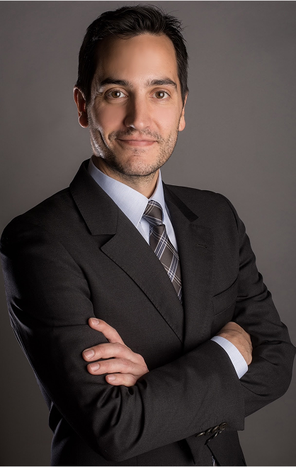 Homme en costume avec un sourire confiant et professionnel.