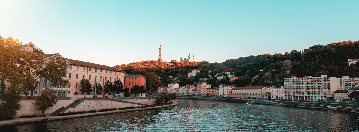 Vue panoramique d'une ville au bord de l'eau.