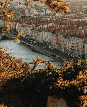 Vue panoramique de Lyon au coucher du soleil, apaisante et romantique.